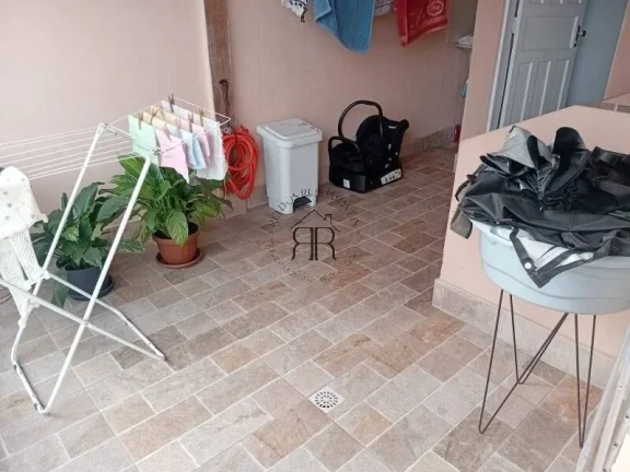 Imagem No local tem 2 casas. Entradas independentes com água, luz separadas. Uma em cima e outra embaixo. ...