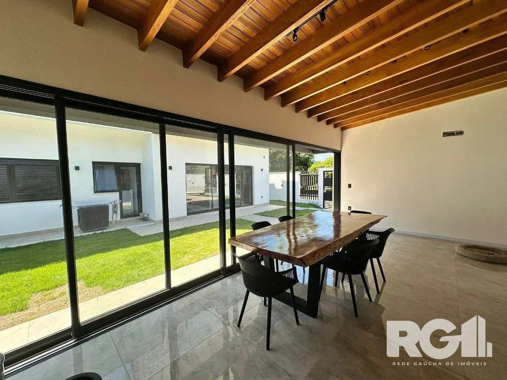 Imagem Casa de alto padrão a venda, totalmente mobiliada, com 2 dormitórios, 1 suite e 2 vagas no centro de Nova Santa Rita.