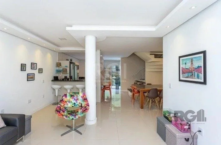 Imagem Casa com 03 dormitórios, 01 suíte, pátio, terraço com churrasqueira e vaga de garagem para 03 carros no bairro Ipanema