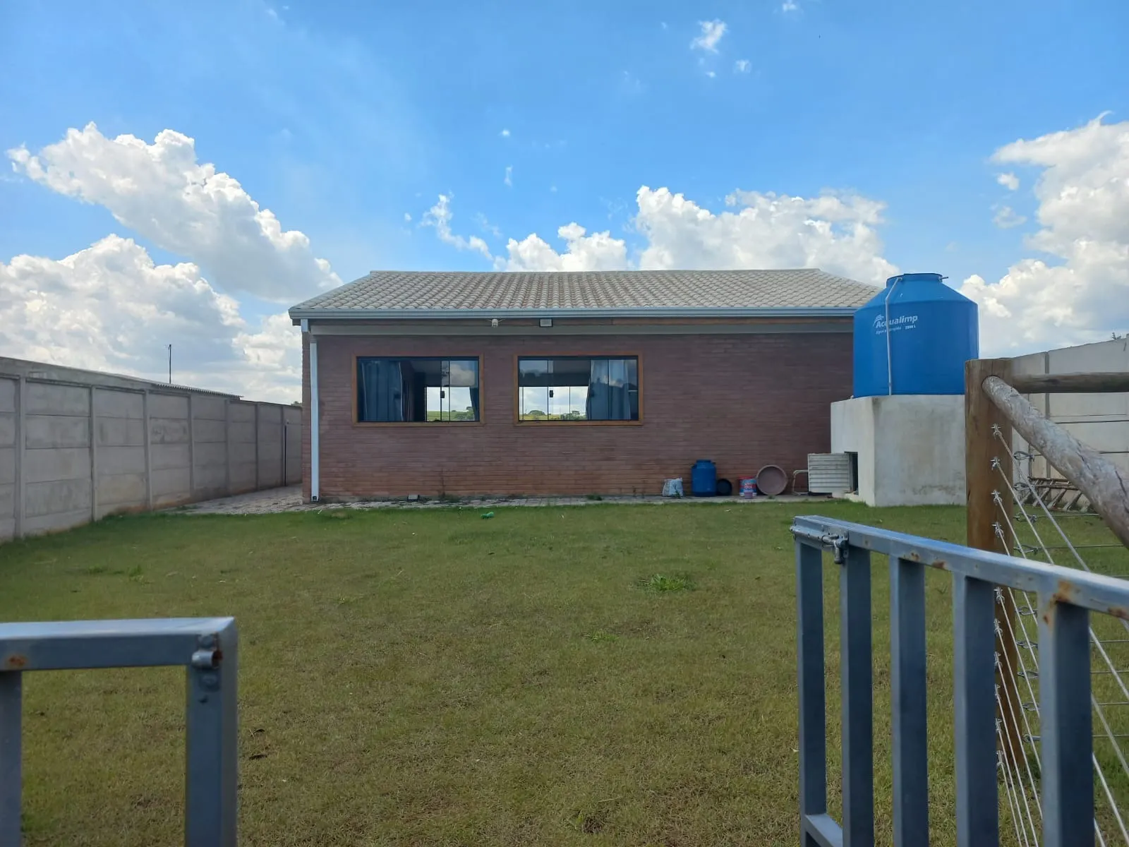Imagem Chácara à venda em Araçoiaba da Serra-SP, bairro Cercado: 1 sala, 2 banheiros, 12 vagas de garagem, 100,00 m² de área.