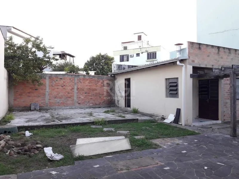 Imagem na Assis Brasil, Casa para Venda - 220m², 3 dormitórios, 2 vagas - Passo da Areia