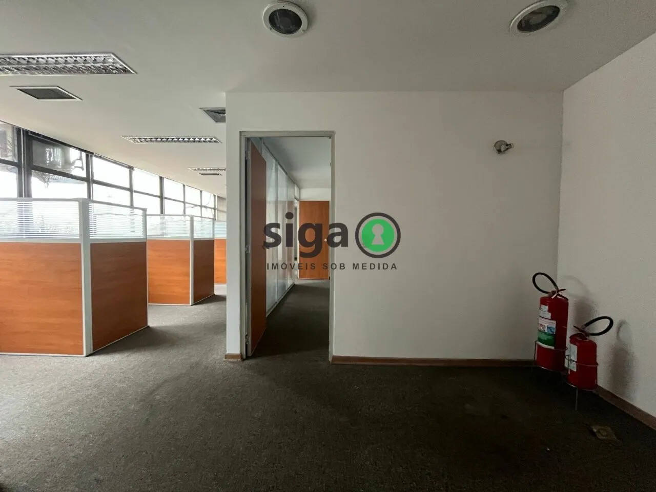 Imagem Sala Comercial e 3 banheiros para Alugar, 133 m² por R$ 8.500/Mês