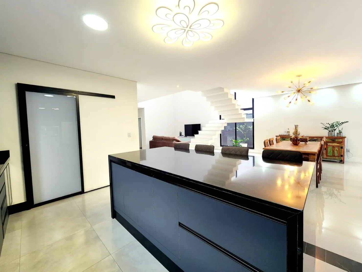 Imagem Casa à venda 4 Quartos, 2 Suites, 2 Vagas, 300M², Piracangaguá, Taubaté - SP | Condomínio Ouroville