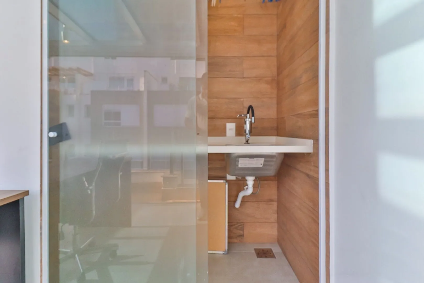 Imagem CASA TRIPLEX COM 4 SUITES E 2 VAGAS- SEMIMOBILIADA