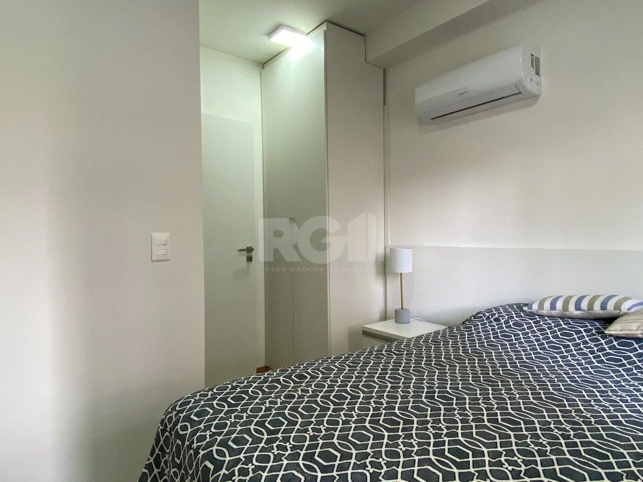 Imagem Apartamento em prédio premiado, totalmente montado, no miolo do Menino Deus