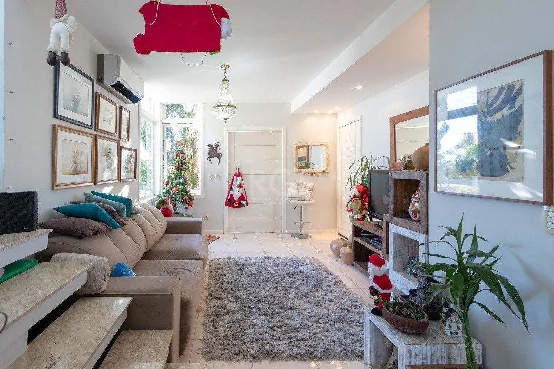 Imagem Casa para Venda com 4 dormitórios no bairro Hípica