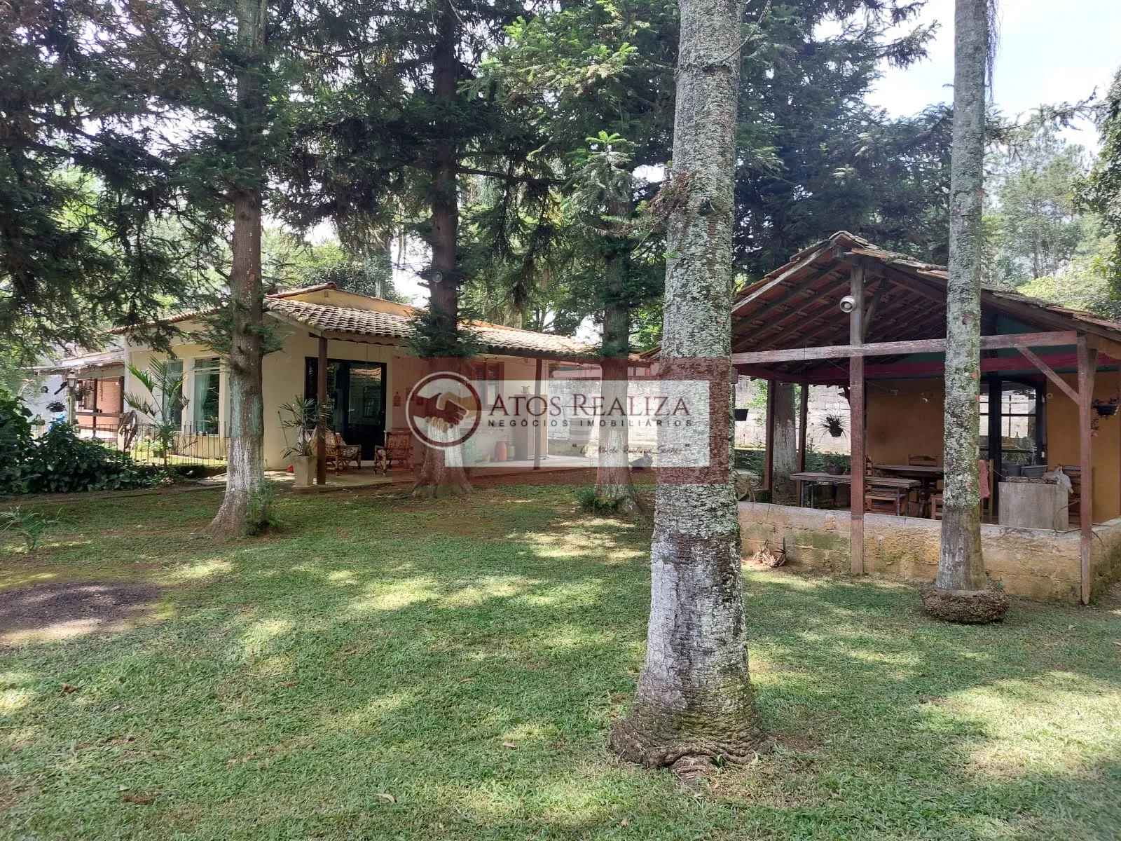 Imagem Vendo SUPER Oportunidades em condomínio clube em São Bernardo do Campo. Casa com uma área útil de 420m2, terreno de 1500m2, São 3 Dormitorios, sendo 1 Suíte, casa em condômino fechado, com clube dentro do Condomínio, Restaurante para os Sócios, um super i
