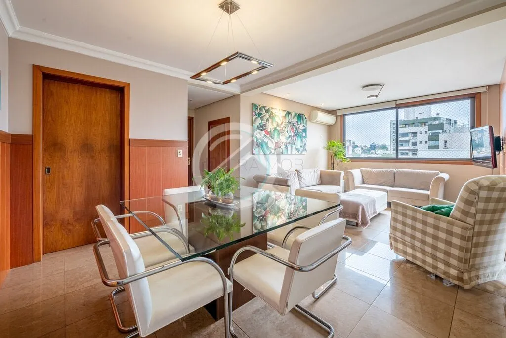 Imagem MUITO SOL E LINDA VISTA! Este amplo apartamento destaca-se por um espaçoso living que abraça três...
