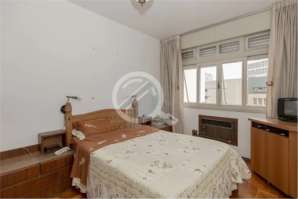 Imagem Apartamento à venda na Rua Sarmento Leite, no coração do Centro Histórico de Porto Alegre, em fr...