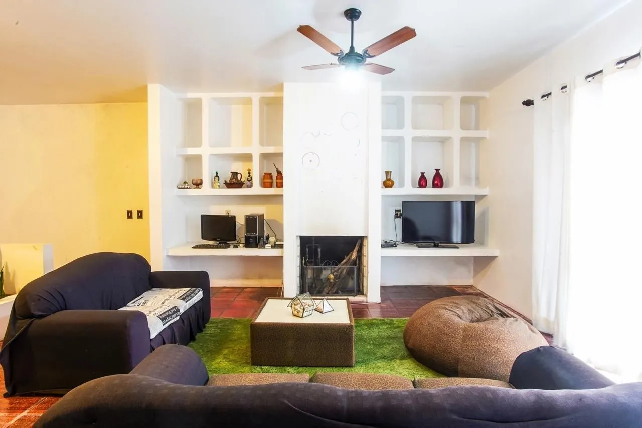 Imagem Casa com 300m², localizada na zona sul de Porto Alegre, com lareira, piscina e 3 vagas de garagem cobertas.
