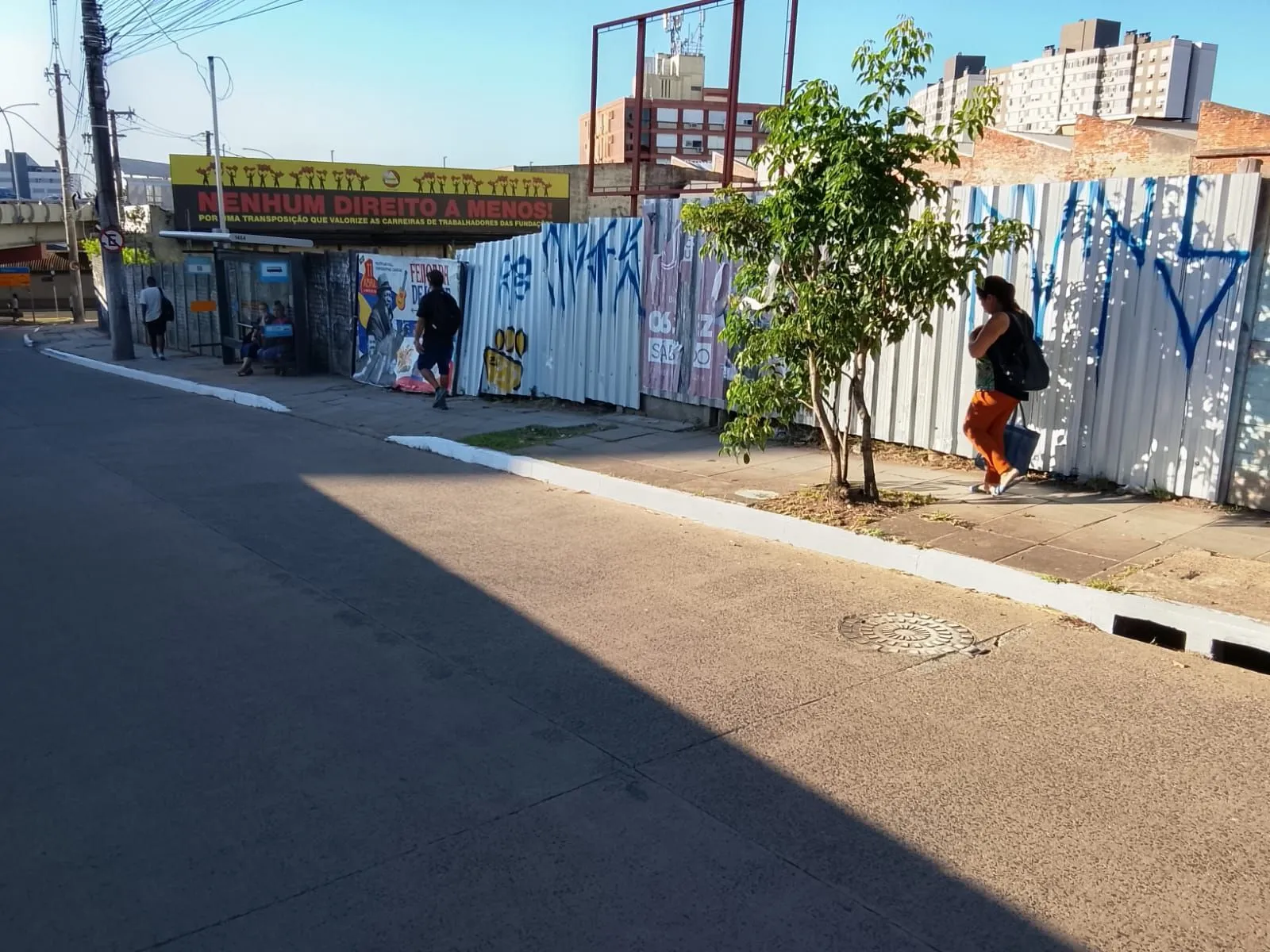 Imagem 4 Terrenos residencial ou comercial, com tapume na frente, desinpedido sem muros intermediários total de 1.126,81 m²
