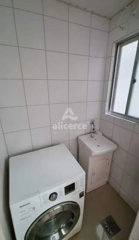 Imagem Apartamento semi mobiliado, 3 dorm. com suíte, andar alto e vista livre em Barreiros - São José - SC