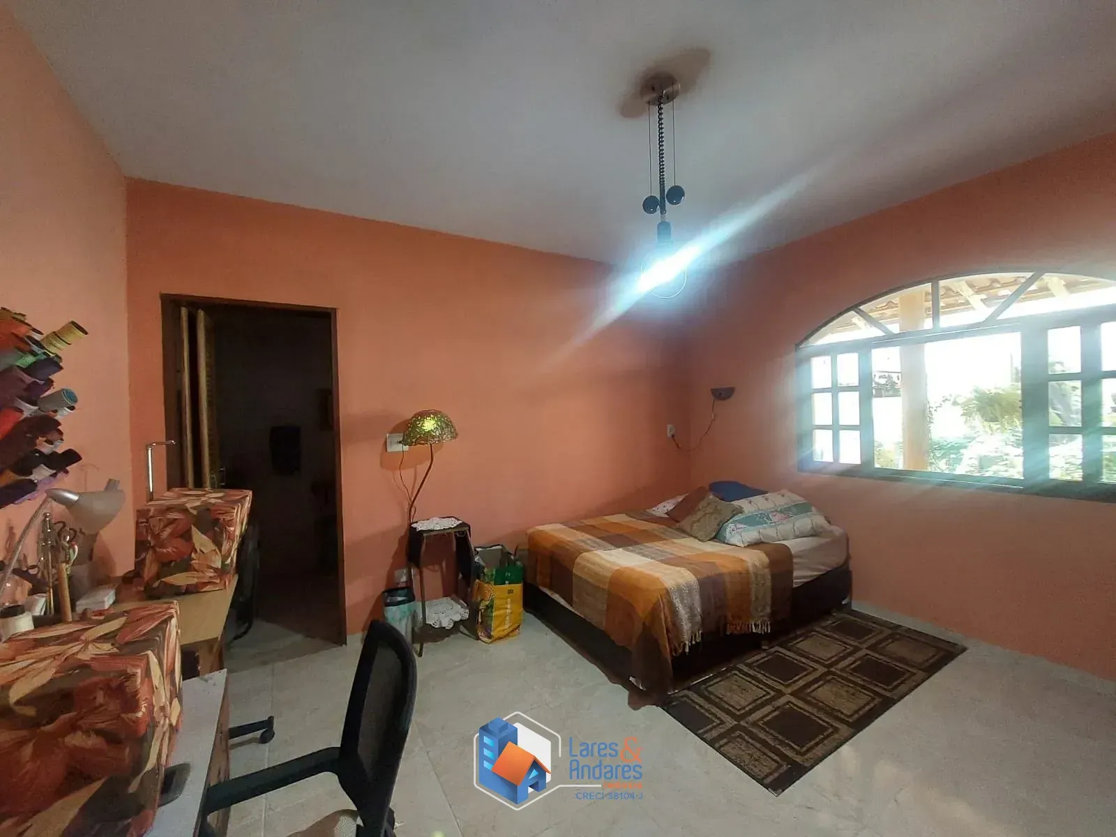 Imagem CASA RÚSTICA EM CONDOMÍNIO, 243 M² DE ÁREA ÚTIL, ÁREA TOTAL DE 1.801 M², 2 SUÍTES, 3 SALAS, 3 VAGAS E PORTARIA 24 HORAS - COTIA - SP