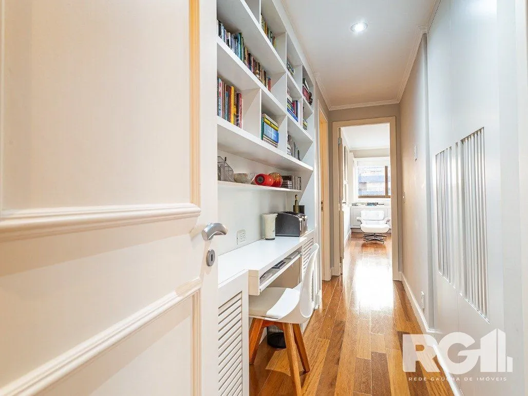 Imagem Apartamento semimobiliado, 167 m², 3 suítes e 3 vagas de garagem no bairro Bela Vista.
