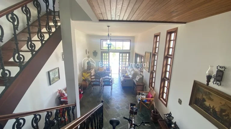Imagem Casa rústica no San Conrado, com varanda e lindo jardim frontal. 
Terreno amplo de 764 m², com gra...