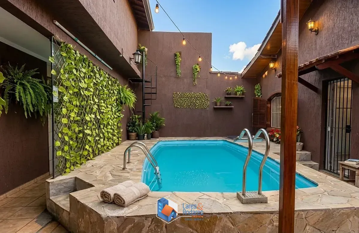 Imagem CASA À VENDA, COM 240 M², 3 DORMS (1 SUÍTE COM HIDRO), COZINHA COM MÓVEIS PLANEJADOS, ÁREA DE LAZER COM PISCINA E 4 VGS - SANTA TERESINHA - SÃO PAULO