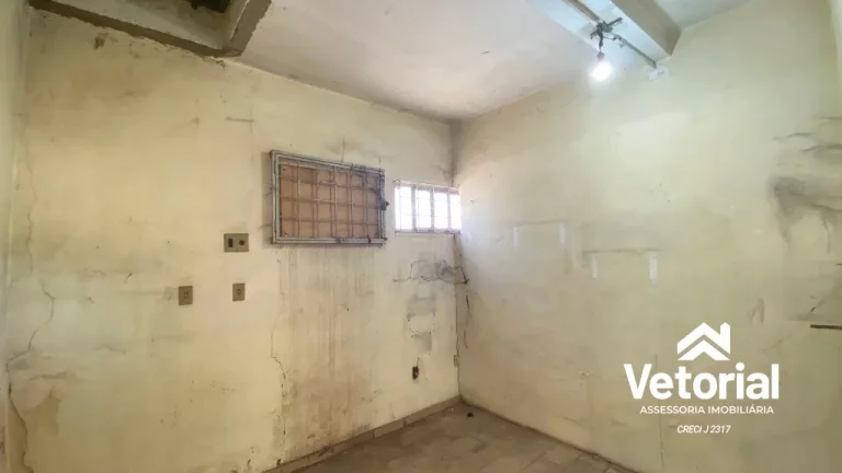 Imagem Ponto Comercial no Centro de Barreiras, formato retangular, frente ampla, 04 vagas de garagem frontal, 02 banheiros, depósito.
