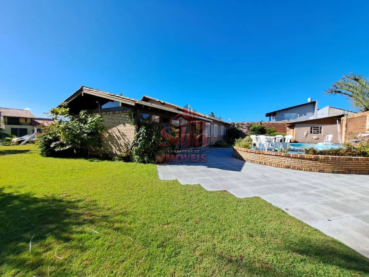 Imagem Casa com Piscina e 750m² de Terreno no Centro de Imbé