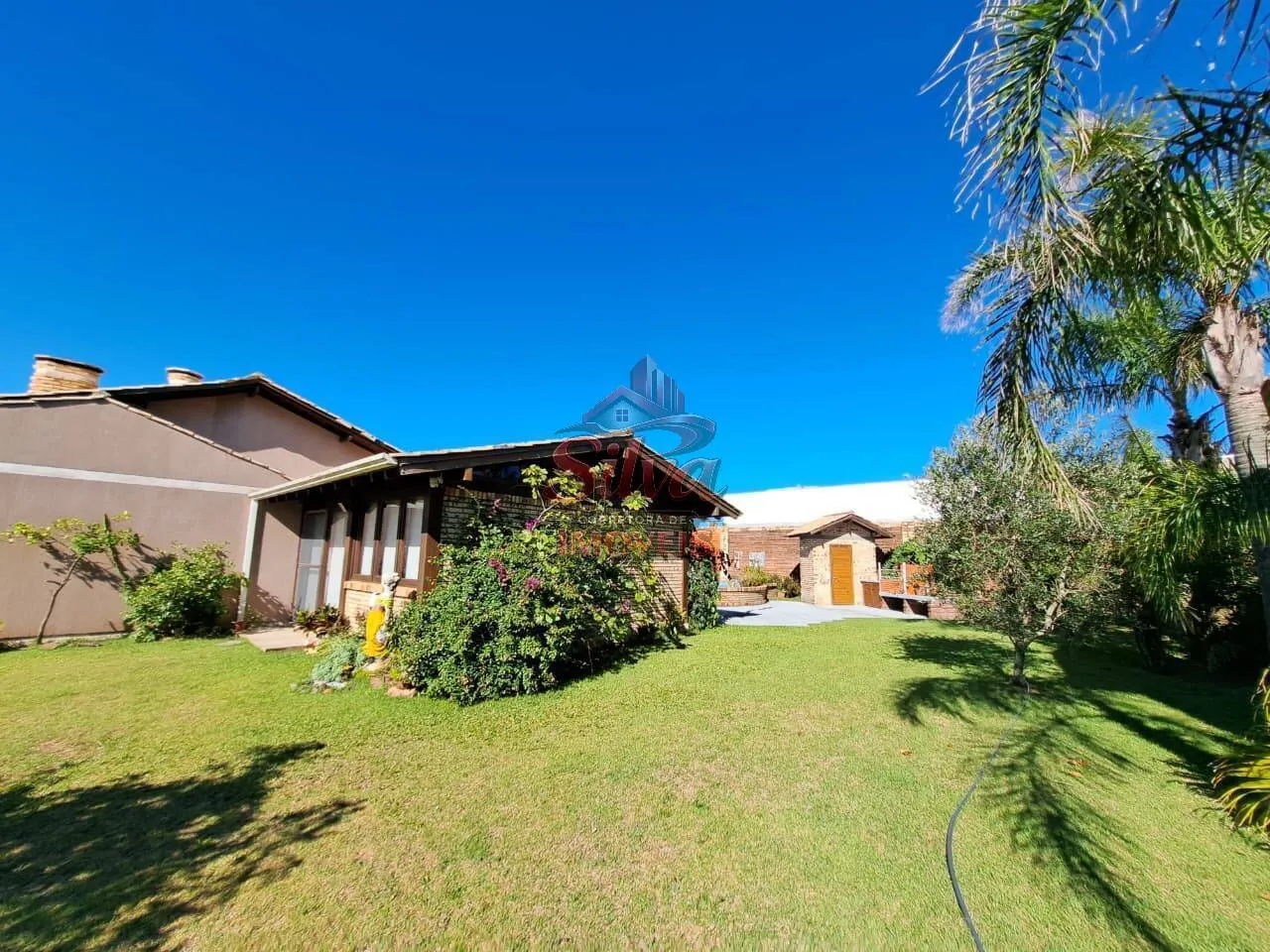 Imagem Casa com Piscina e 750m² de Terreno no Centro de Imbé