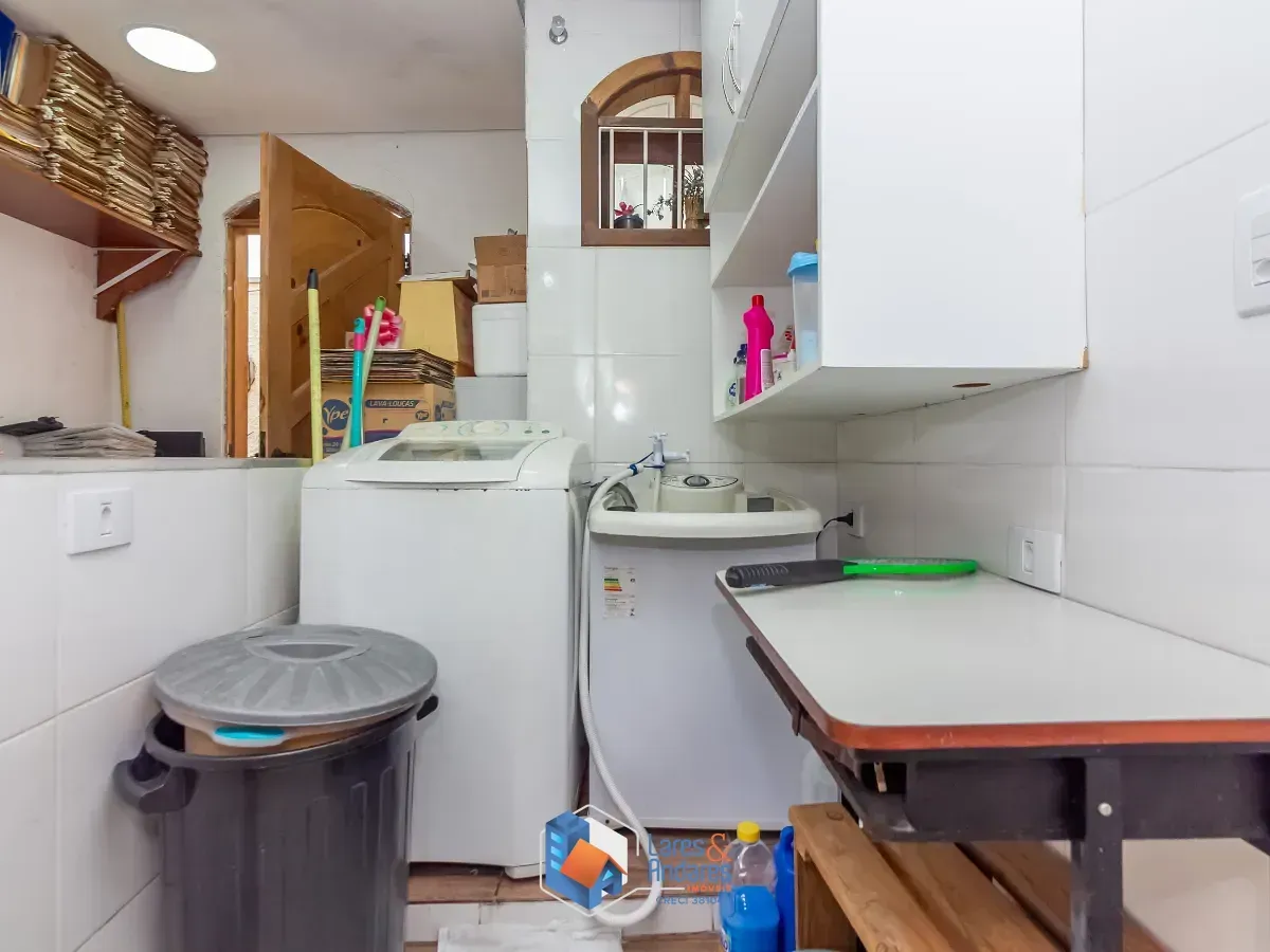 Imagem Sobrado para venda em Vila Zat com 5 quartos, sendo 2 suítes, 200m²