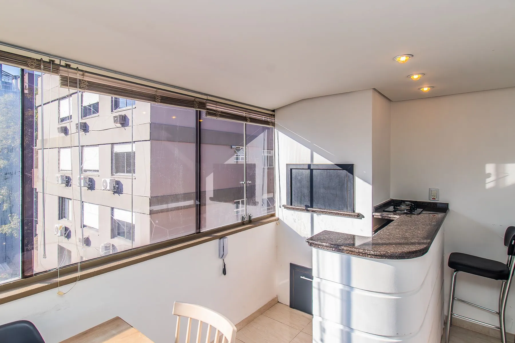 Imagem Amplo apartamento duplex com 2 dormitórios e 1 vaga de garagem.