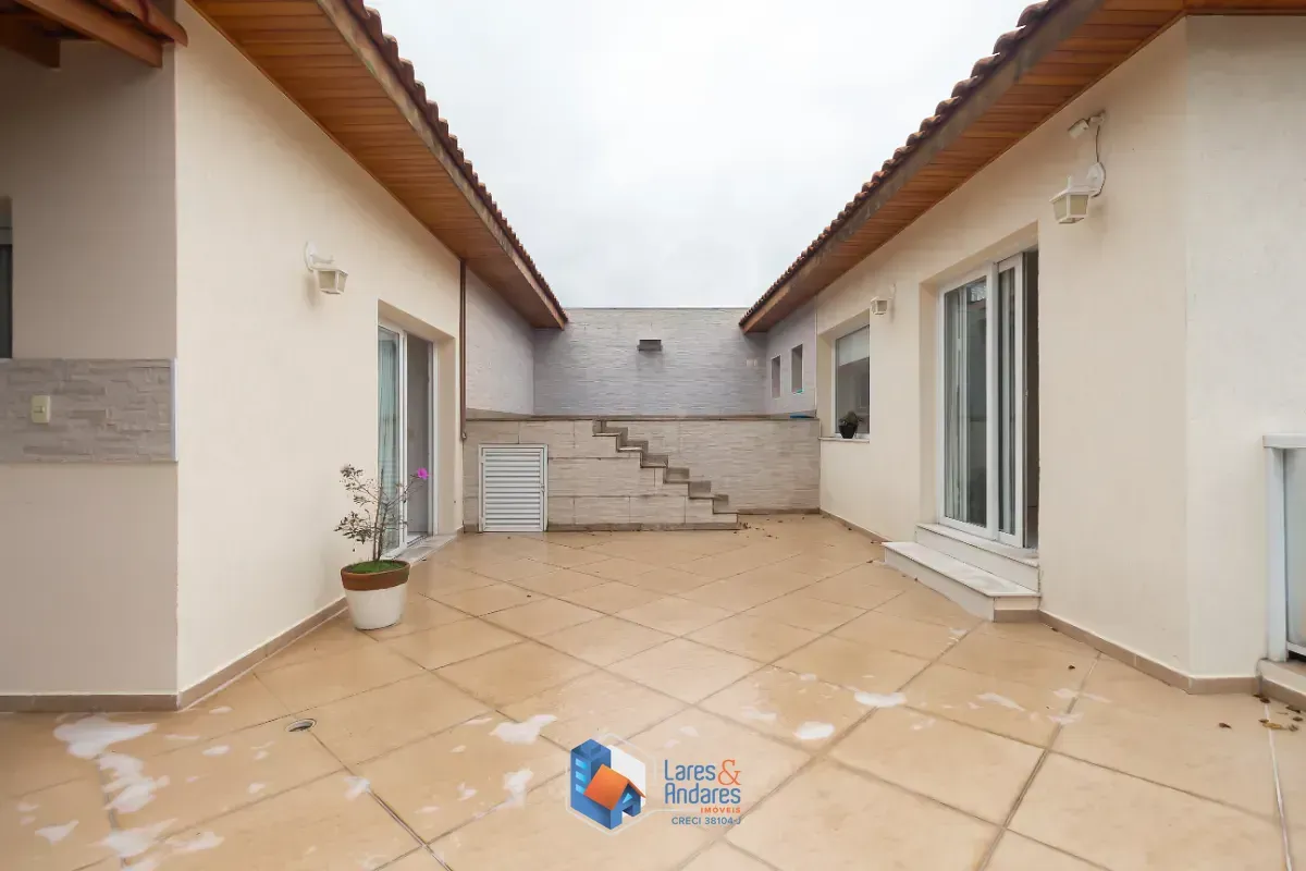 Imagem Casa para venda em Parque São Domingos com 4 quartos, sendo 2 suítes, 210m²