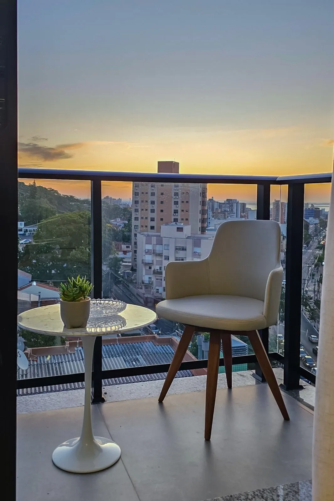 Apartamento completamente mobiliado e decorado, sacada, churrasqueira e vaga, com vista!