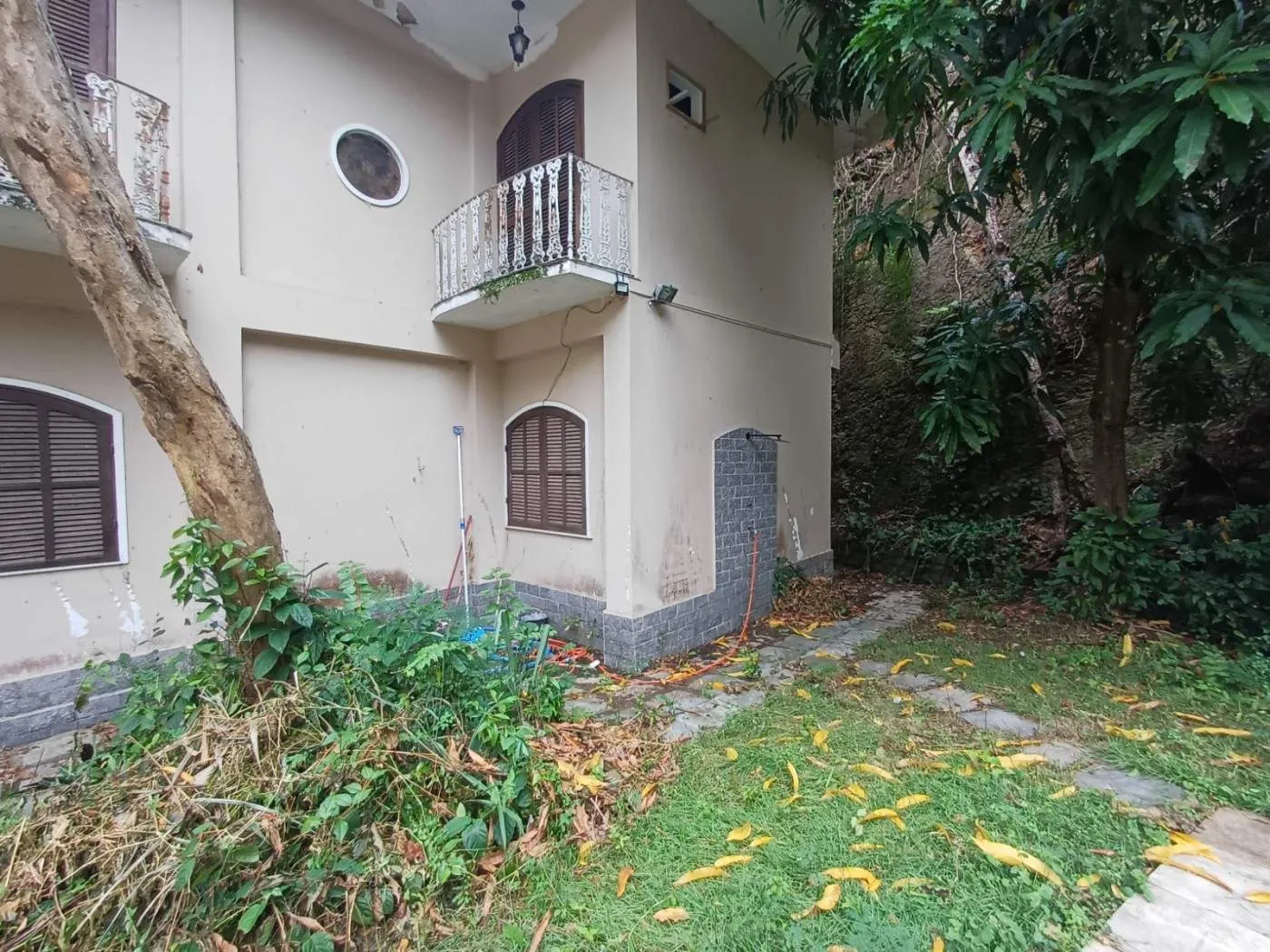 Imagem Ótima casa duplex espaçosa com 5 quartos e área de lazer!