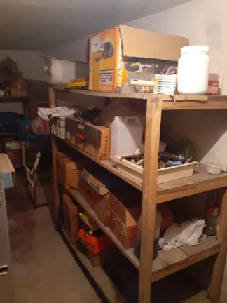 Imagem Casa térrea com 6 metros de frente por 30 metros da frente aos fundos, em lage e telhado, com piso ...