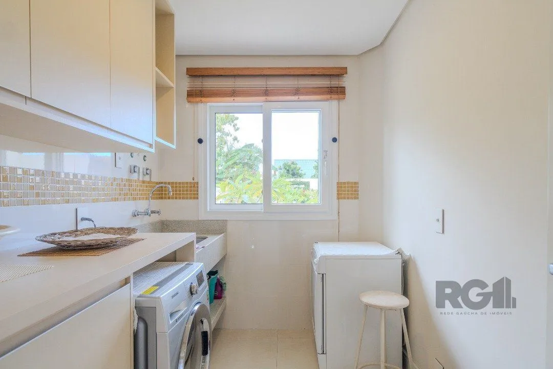 Imagem Casa semimobiliada e possui 3 suítes (sendo 1 delas master com closet e hidro)
