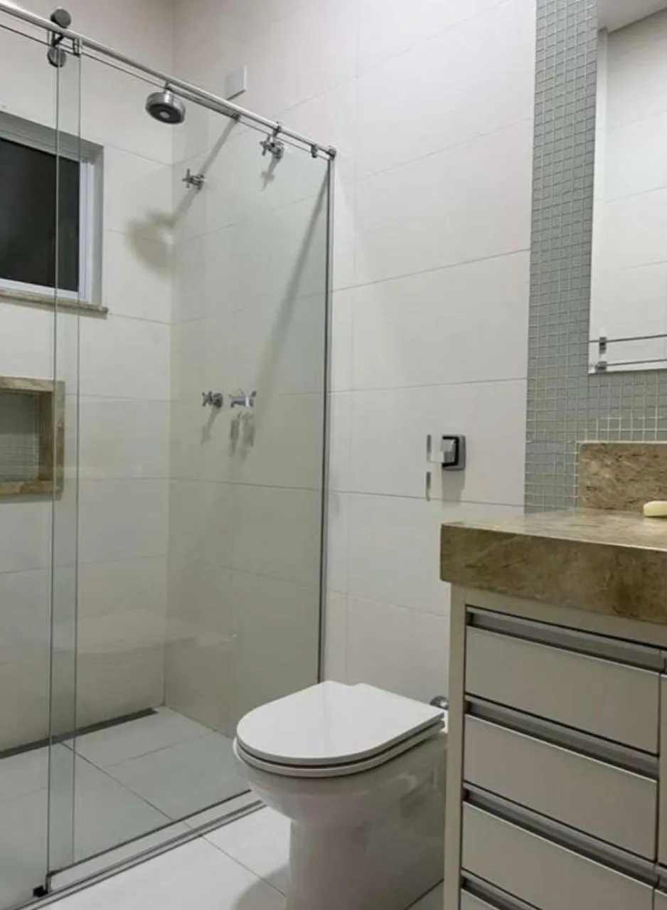 Imagem Excelente oportunidade de locação: Casa em condomínio de 3 quartos, 3 suítes, 4 salas, 4 vagas na cidade de Sorocaba-SP, bairro Iporanga