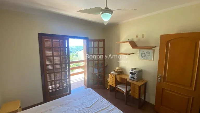 Imagem Casa com excelente distribuição, ambientes amplos e muita iluminação natural. Sala integrada, co...