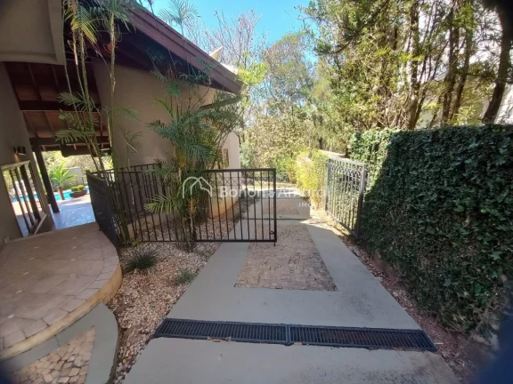 Imagem Encante-se com esta belíssima casa que oferece 4 suítes, incluindo uma suíte master com hidro e d...