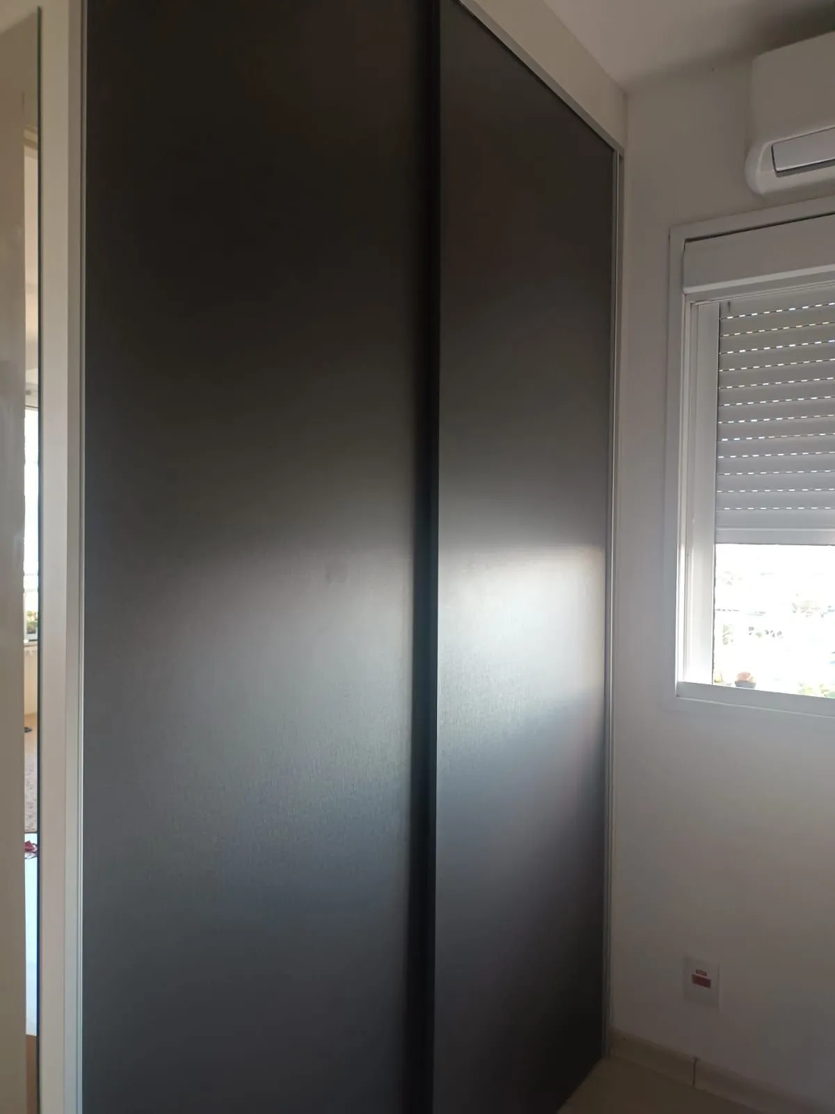 Imagem Apartamento de 3 dormitórios com living estendido, semi mobiliado, suíte e churrasqueira.