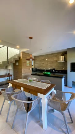 Imagem Casa de Alto Padrão em Garopaba-SC: 3 Suítes, 147m², Mobiliada, Próx. à Praia Central