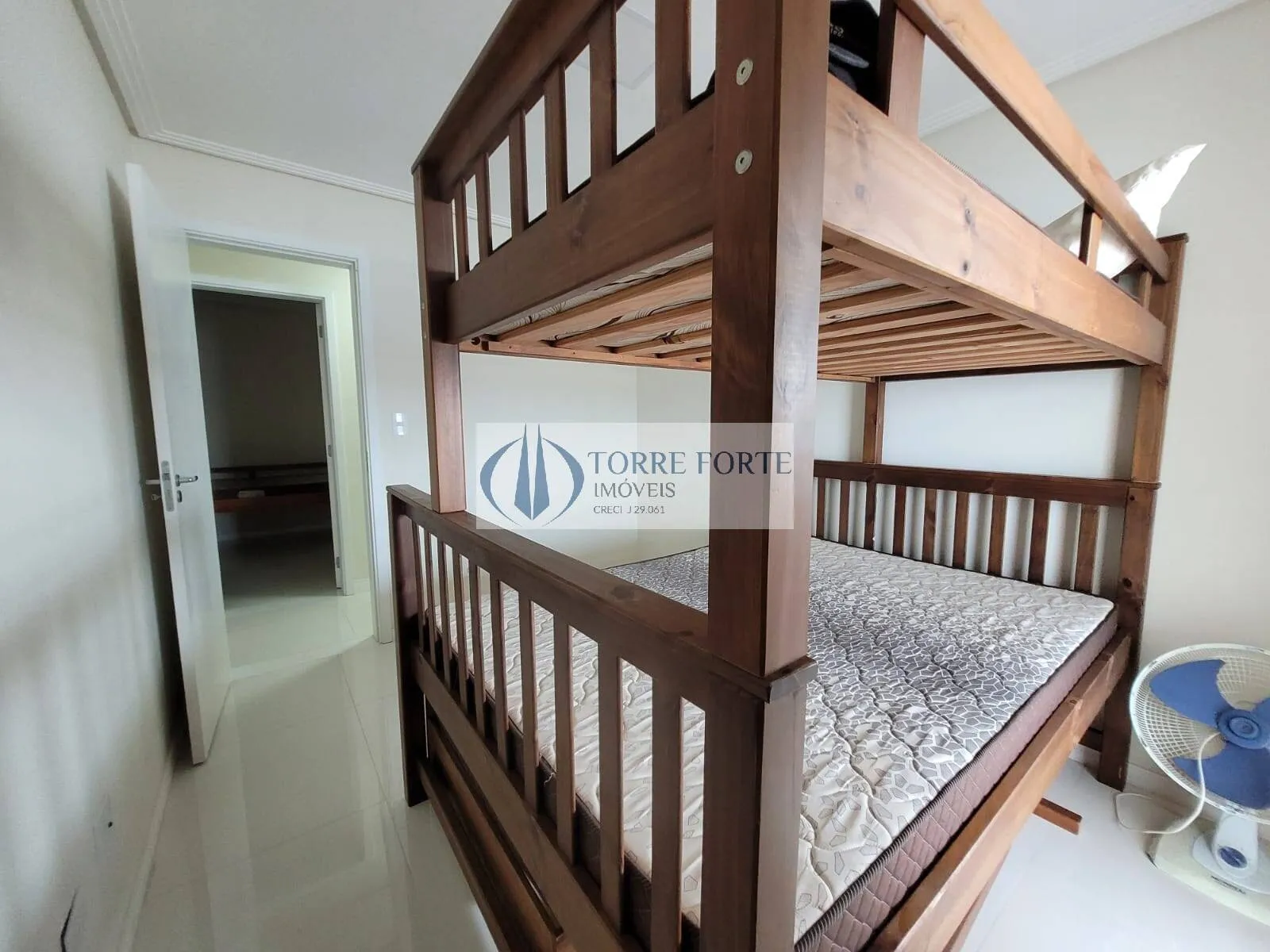 Imagem Maravilhoso apartamento 3 dormitórios, 1 suíte, 2 vagas pé na areia