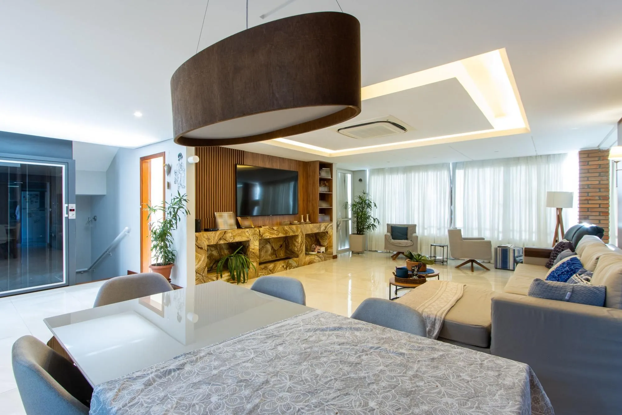 Imagem Casa 4 dormitórios com elevador