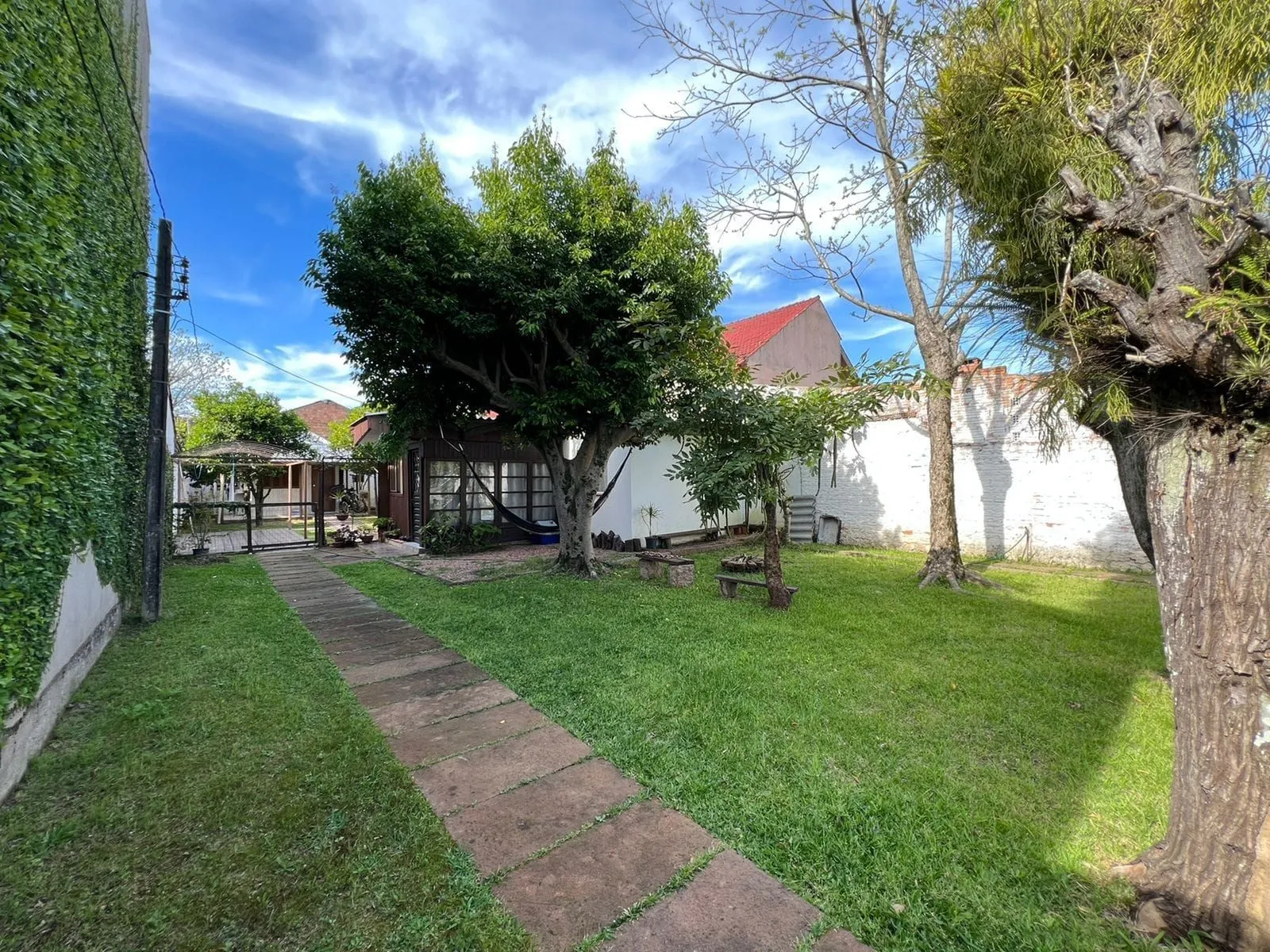 Imagem Terreno medindo 11 X 39,66 com 2 casas de alvenaria