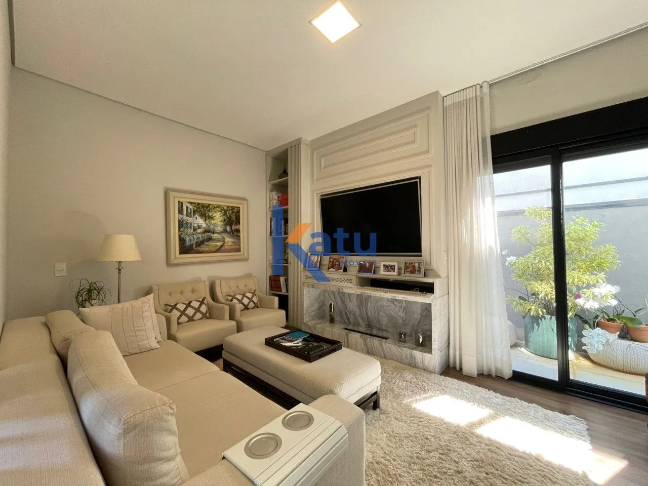 Imagem Descubra esta encantadora casa em condomínio no Jardim Ermida I, Jundiaí. Com 217 m² de área pri...
