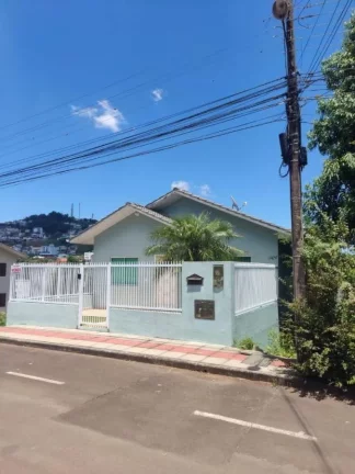 Imagem Casa para Venda em Concórdia, Parque Exposições, 3 dormitórios, 1 suíte, 1 banheiro, 3 vagas