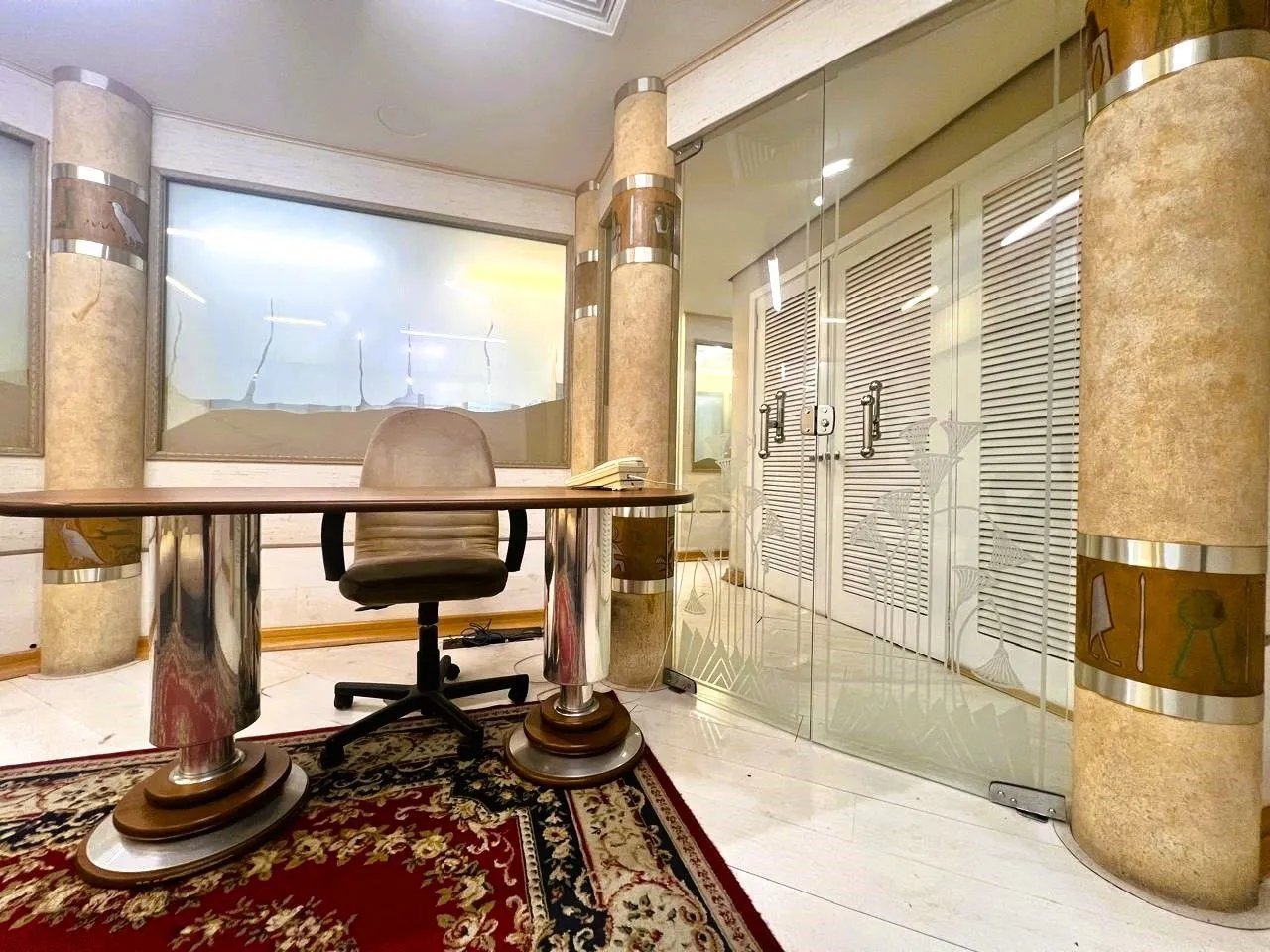 Imagem AMPLA SALA COMERCIAL NO CENTRO DE PORTO ALEGRE, DE FRENTE, MOBILIADA E DECORADA!