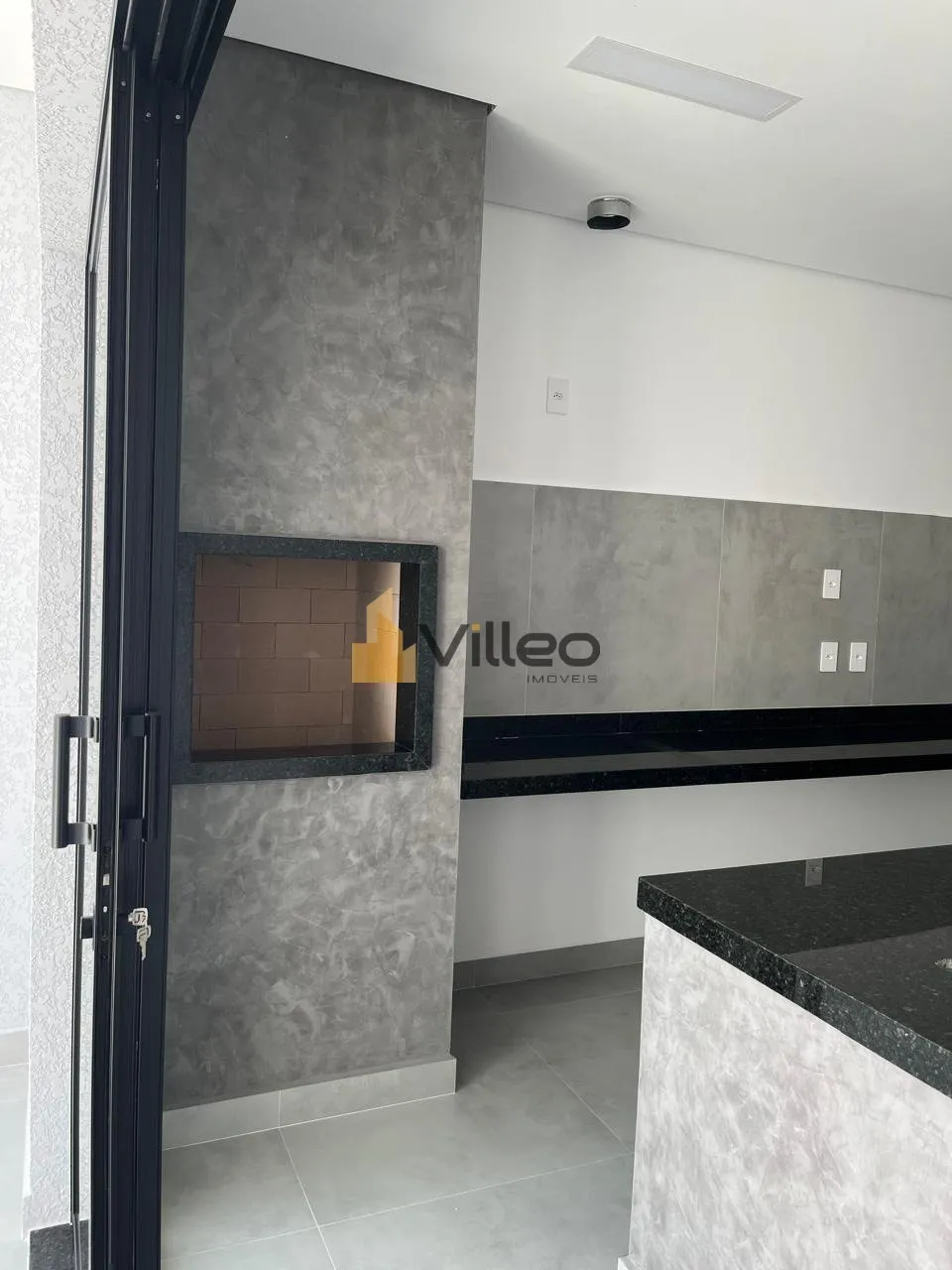 Imagem Descubra o equilíbrio perfeito entre modernidade, conforto e segurança nesta belíssima casa térr...