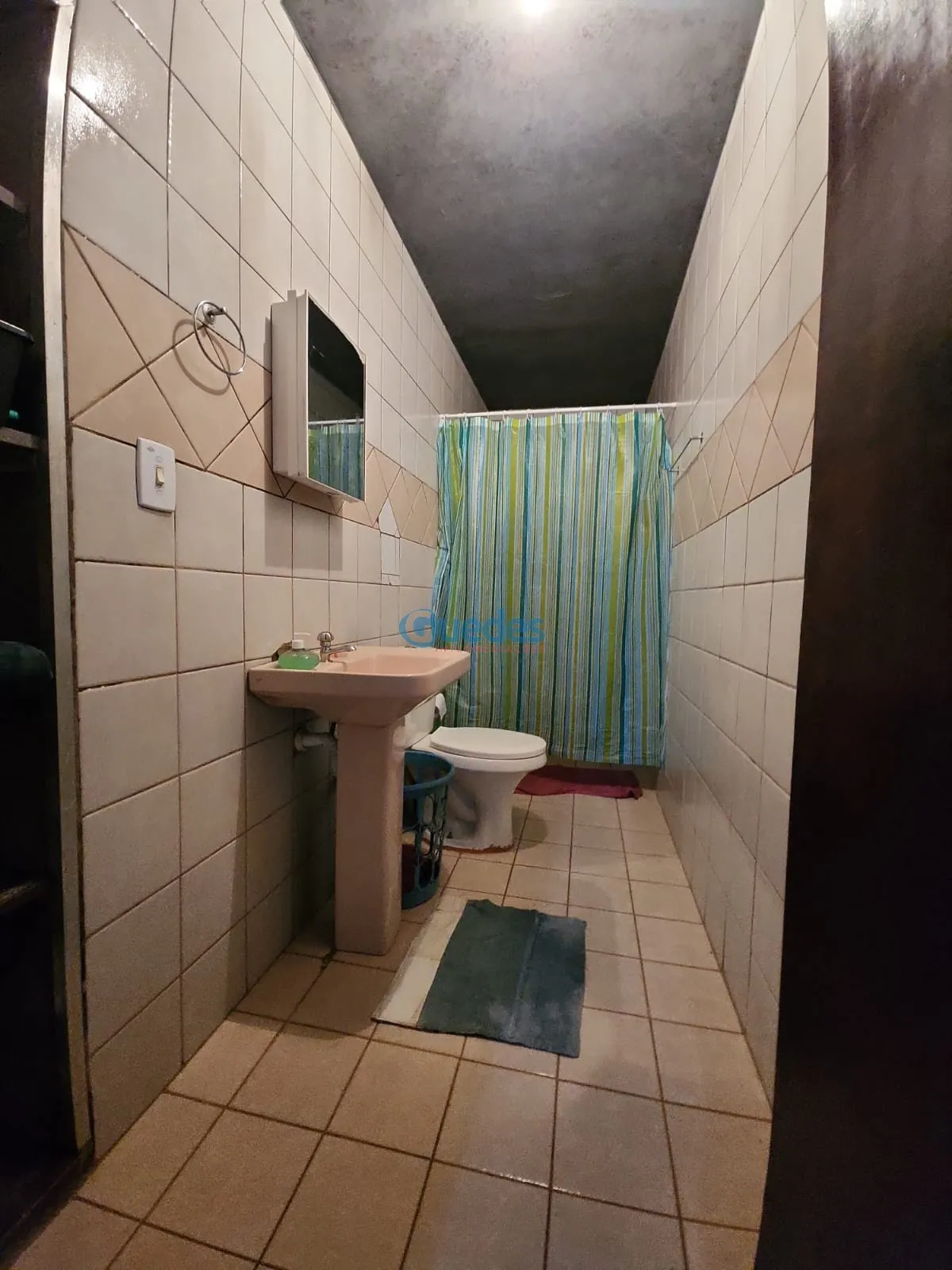 Imagem Casa em Embu das Artes, com 3 casas e 210m² por R$1.050.000 - Embu das Artes.