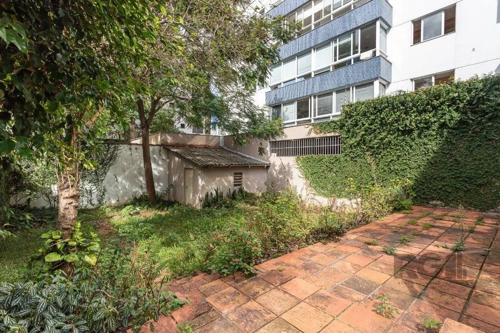Imagem Casa Espaçosa de 3 Dormitórios à Venda no Bairro Moinhos De Vento!