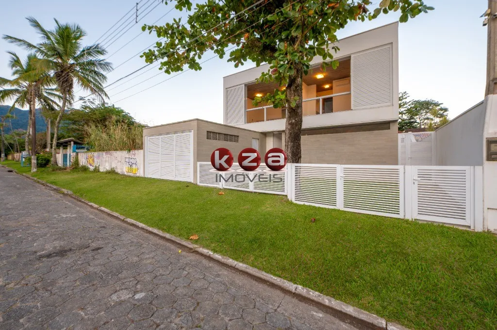 Imagem Imóvel de luxo à venda em São Sebastião-SP: Casa na Praia de Guaecá com 4 suítes, 3 salas, amplo gourmet e piscina, ao lado do mar.