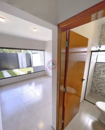 Imagem CASA RECEM COSNTRUÍDA A VENDA COM 2 DORMITÓRIOS, SENDO UMA SUÍTE , ÁREA GOURMET, 2 VAGAS, JARDIM, ISOLAMENTO ACÚSTICO EM CARAGUÁ