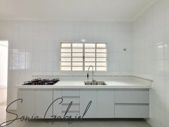 Imagem Imperdível! Casa à venda em Vinhedo-SP, bairro Nova Vinhedo. 3 quartos, 1 suíte, 2 salas, 3 banheiros, 4 vagas, 259m².