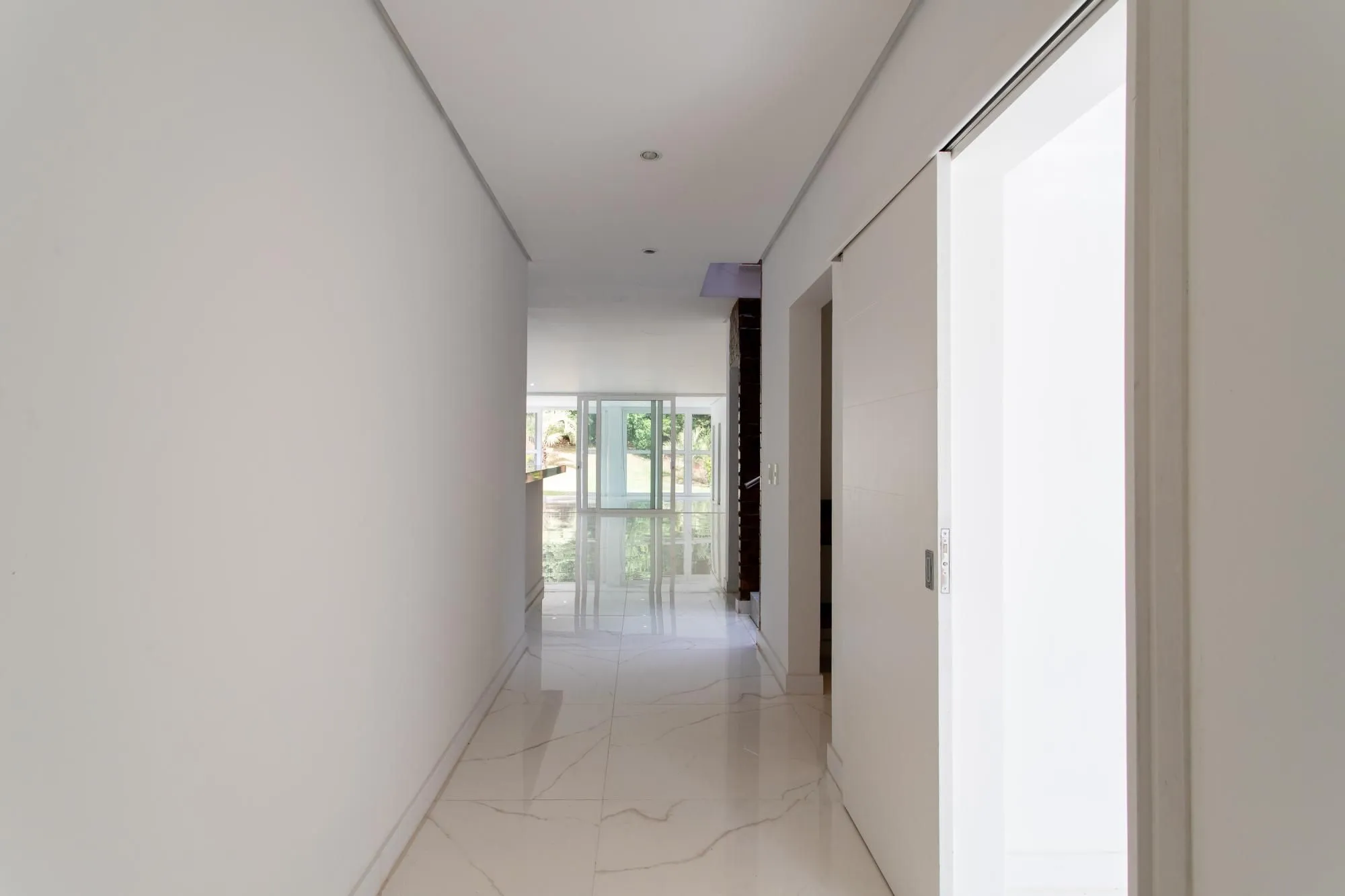 Imagem Casa em condomínio no Terra Ville .Esta casa de alto padrão, dispõe de 4 suítes