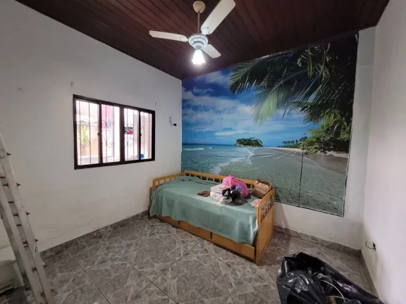 Imagem VICENTE DE CARVALHO- CASA TOTALMENTE REFORMADA , RICA EM ARMÁRIOS , GARAGEM PARA 04 AUTOS.