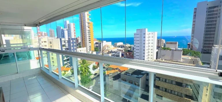 Vendo apartamento andar alto, 70m², 2 quartos com 1 suíte, varanda com fechamento Reiki e vista mar